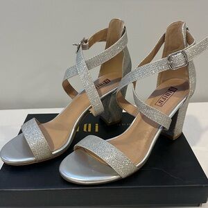 Women’s size 6.5 Silver sparkle strappy sandal heels Gold